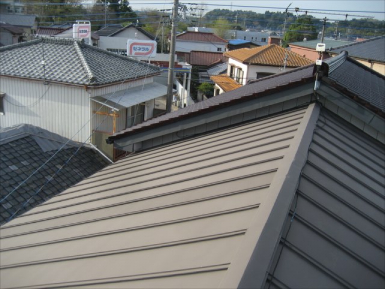 奥：屋根材和瓦　 手前：屋根瓦棒葺き